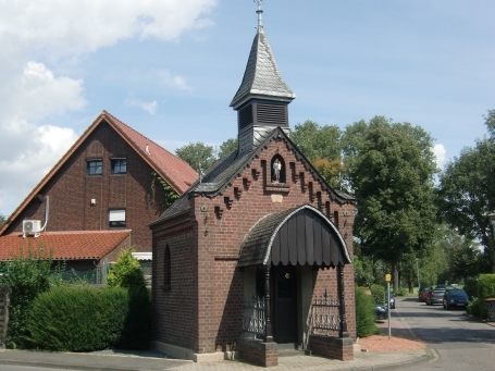 Korschenbroich-Kleinenbroich : Konrad-Adenauer-Straße, Neugotische Wegekapelle